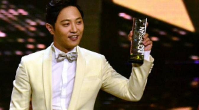 Jin Goo saat menerima penghargaan spesial di Indonesia (foto: @mykoreandramaid)