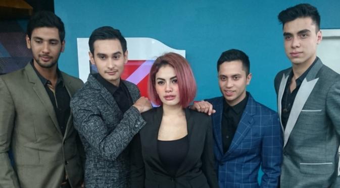 Nikita Mirzani bersama para model dari NM3. (Muhamad Altaf Jauhar/Bintang.com)