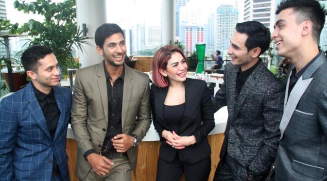 Nikita Mirzani bersama para model dari NM3. (Muhamad Altaf Jauhar/Bintang.com)