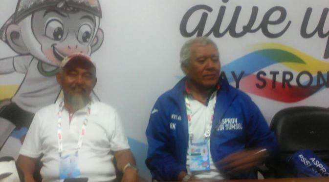 Pelatih Sumatera Selatan, Rudy Keltjes saat jumpa pers bersama pelatih Sulawesi Selatan, Syamsuddin Umar. (Bola.com/Abdi Satria)