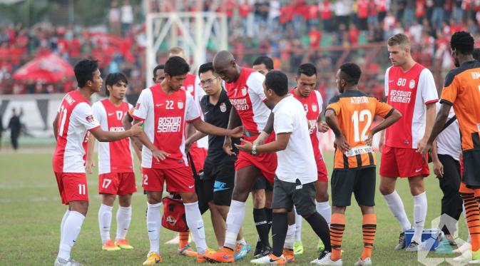 Striker PSM Makassar, Luis Ricardo mengalami cedera saat melawan Perseru Serui di Stadion Andi Mattalatta, Jumat (16/9/2016)