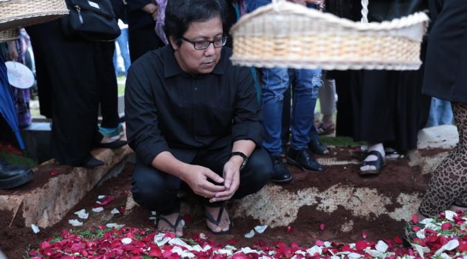 Pemakaman Alm. Januari Christy (Adrian Putra/bintang.com)