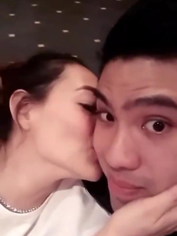 Dewi Rezer mencium seorang pria saat tengah makan malam beberapa lama setelah bercerai. (Instagram - @rezerdewi)