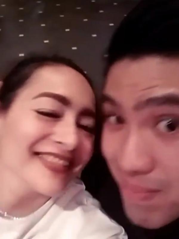 Dewi Rezer bersama seorang pria saat tengah makan malam beberapa lama setelah bercerai. (Instagram - @rezerdewi)