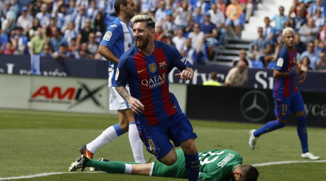 Selebrasi bintang Barcelona, Lionel Messi saat menjebol gawang Leganes. (AP Photo/Paul White)