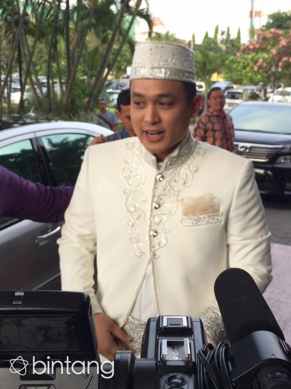 Presenter Gilang Dirga saat hendak melakukan prosesi pernikahan. (Ruswanto/Bintang.com)