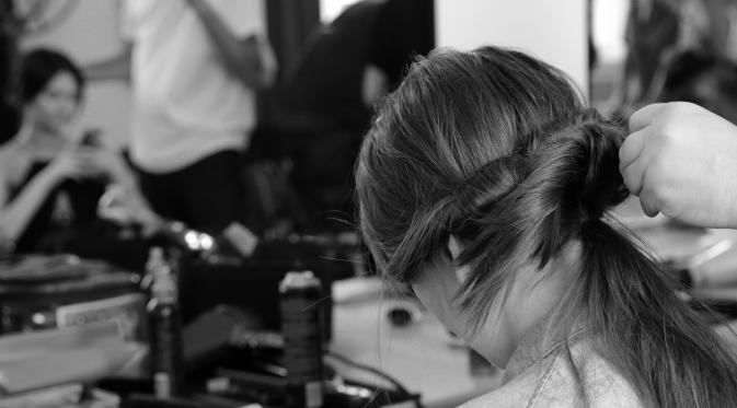 Penataan rambut oleh hairtylist expert dari TRESemmé di backstage New York Fashion Week 2017.