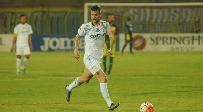 Pemain anyar Arema Cronus, Nick Kalmar mengalami kelelahan seusai laga debut melawan Bhayangkara FC di Stadion Gelora Delta, Sidoarjo, Sabtu (17/9/2016). (Bola.com/Iwan Setiawan)