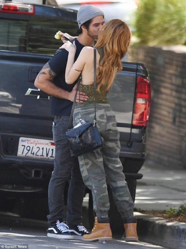 Bella Throne bermesraan dengan Tyler Posey di Hollywood, Sabtu (17/9). (Dailymail)