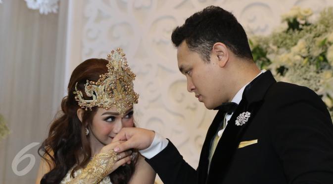 Gilang Dirga didampingi Adiezty Fersa menggelar jumpa pers pernikahan mereka di Kelapa Gading, Jakarta, Minggu (18/9). (Liputan6.com/Herman Zakharia)