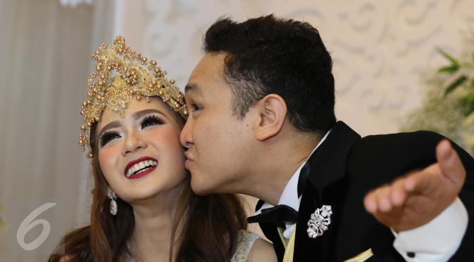 Gilang Dirga didampingi Adiezty Fersa menggelar jumpa pers pernikahan mereka di Kelapa Gading, Jakarta, Minggu (18/9). (Liputan6.com/Herman Zakharia)