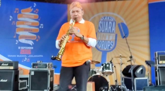 Wakil ketua KPK Saut Situmorang memainkan saksofon dalam acara Festival Lagu Suara Antikorupsi di Yogyakarta, Minggu (19/9/2016). (Godham Perdana/Liputan6.com)