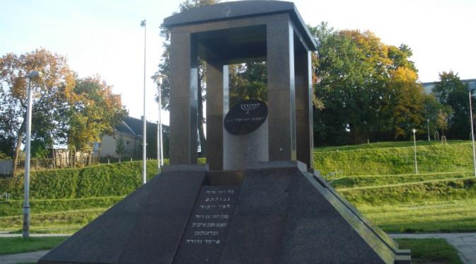 Monumen peringatan Holocaust di dekat bekas kamp di Vilinius (Alma Pater)
