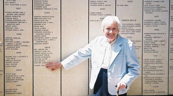 Seorang korban selamat HKP Pearl Good menunjuk nama Karl Plagge di Wall of the Righteous di Yad Vashem (Wikipedia)