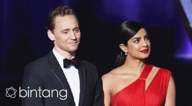 Tom Hiddleston terlihat dekat dengan Priyanka Chopra di Emmy Awards 2016. (AFP/Bintang.com)