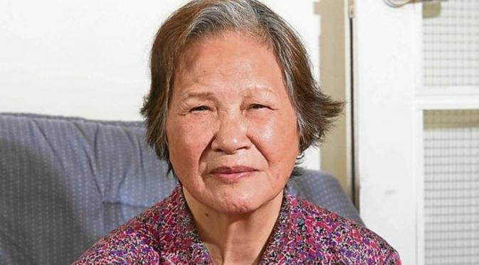 Mo Kam Tai, nenek 76 tahun yang hobi bersihkan jendela dari luar gedung lantai 5. (Via: mirror.co.uk)