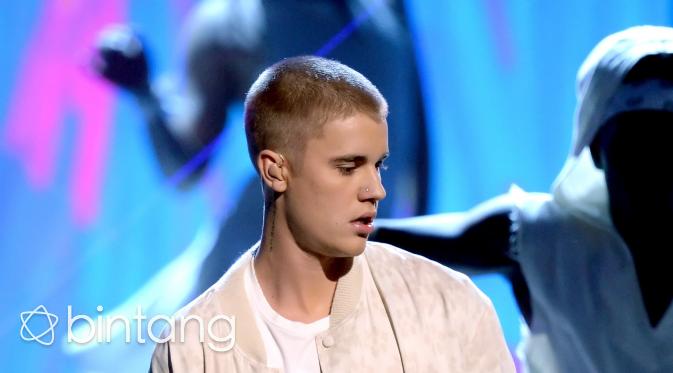 Justin Bieber saat di atas panggung. (AFP/Bintang.com)