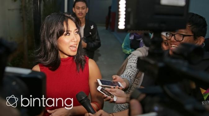 Feni Rose tengah menghadapi masalah dengan Marissa Haque. (Bambang E. Ros/Bintang.com)