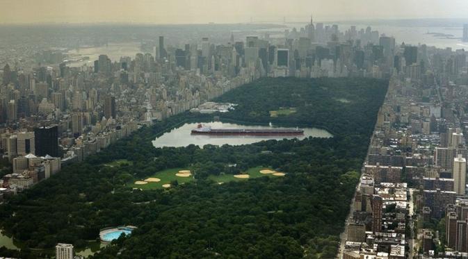 Seawise Giant ditempatkan di danau Central Park New York. (Via: boredpanda.com)