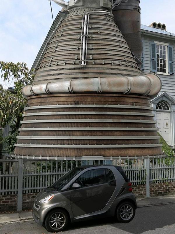M-1 Rocket motor ada di depan rumah. (Via: boredpanda.com)