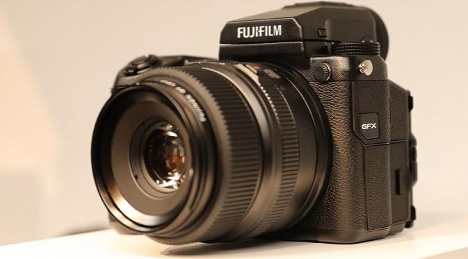 Kamera medium format perdana dari Fujifilm, GFX-50S, yang memiliki resolusi 51,4MP (sumber: pocketlint.com)
