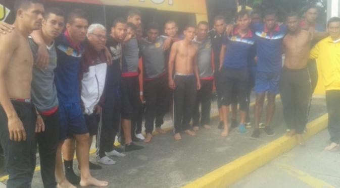 Bus klub Divisi Utama Venezuela, Trujilanos, dibajak enam perampok, Minggu (18/9/2016). (AFP)