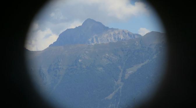 Kalau kamu mengintip dari salah satu sisi, maka terlihat nama gunung yang ada di pipa itu. (Via: boredpanda.com)