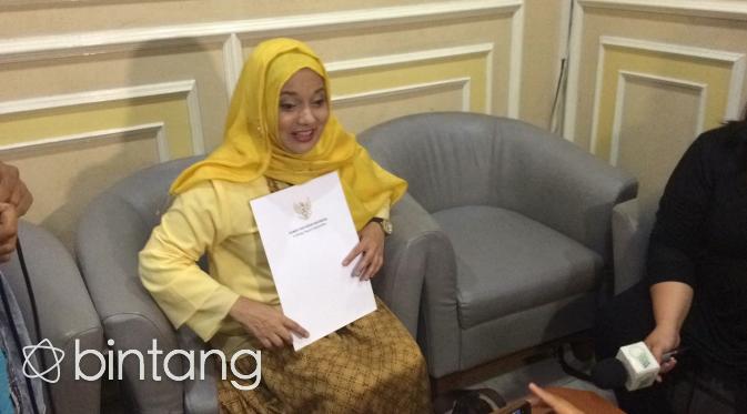 Marissa Haque saat mendatangi kantor KPI untuk mengadukan Feni Rose. (Rivan Yusristiawan/Bintang.com)