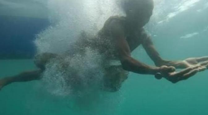 Demi Hidup, Nenek 74 Tahun Berburu Koin Sampai ke Dasar Laut