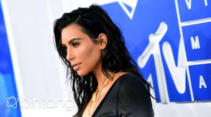 Vitalii Sediuk mencoba mencium bokong Kim Kardashian, namun aksinya sicegah tim keamanan Kim.  (AFP/Bintang.com)