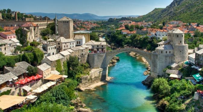 Stari Most (The Old Bridge), Bosnia-Herzegovina. Sumber : brightside.me.