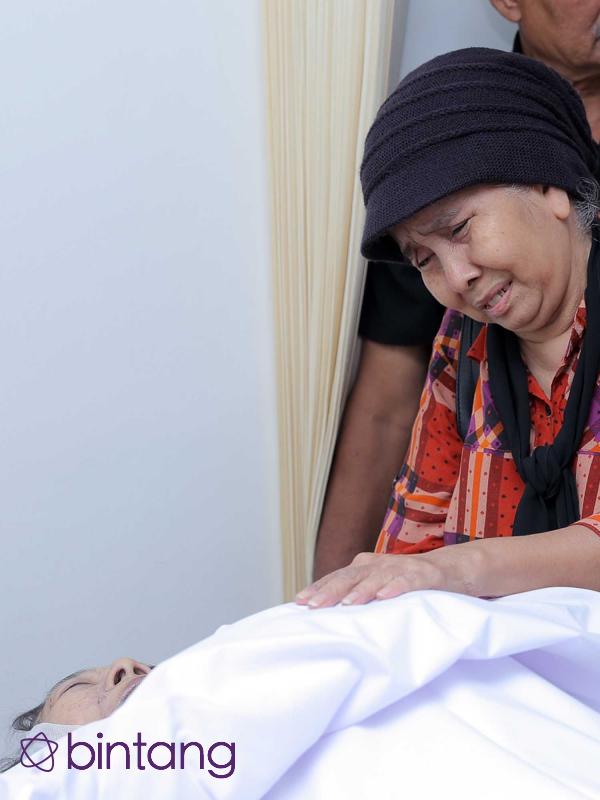 Kesedihan Aty Cancer saat mengetahui Shinta Muin meninggal dunia. (Deki Prayoga/Bintang.com)