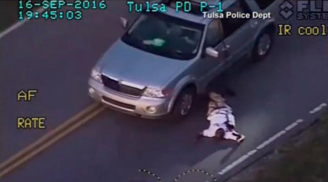 Pemandangan udara memperlihatkan korban yang terkapar usai ditembak oleh polisi, Tulsa, Oklahoma, AS, (16/9). Diduga korban tak mau menyerahkan diri sehingga polisi menembaknya hingga tewas. (REUTERS)