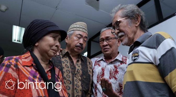 Sejumlah artis senior berdatangan ke kediaman Shinta Muin, kawasan Kali Pasir, Gang Tembok, Jakarta Pusat. (Deki Prayoga/Bintang..com)