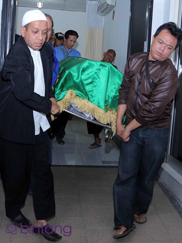 Beberapa rekannya dalam sinetron ikut mengotong keranda jenazah memasuki rumah duka, kawasan Kali Pasir, Gang Tembok, Jakarta Pusat. (Deki Prayoga/Bintang.com)