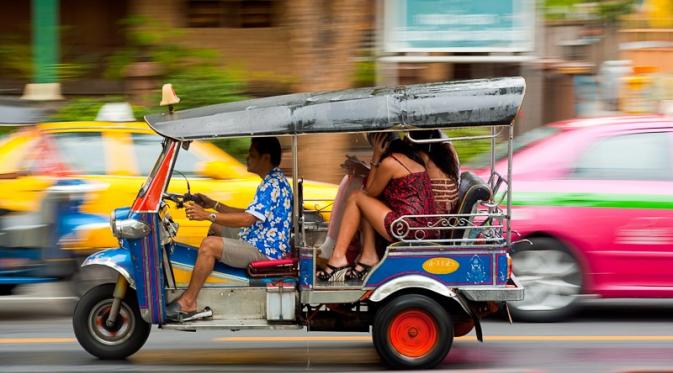 Tuk tuk, opsi transportasi umum di Bangkok, Thailand. (dailytravelphotos.com)