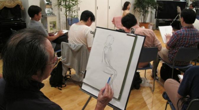 Kelompok White Hands rutin mengadakan kelas melukis model telanjang (CNN)