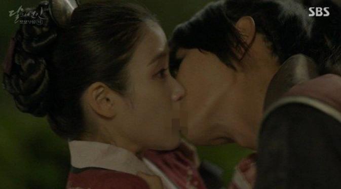 IU dan lee Jun Ki beradegan ciuman dalam Scarlet Heart.