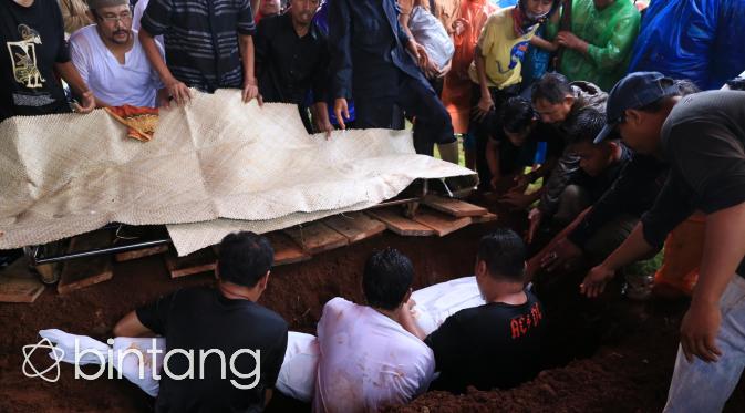 "Yang buat saya nangis cuma nggak bisa ketemu lagi," serunya dengan tangisan histeris di tengah proses pemakaman Shinta Muin, di TPU Karet Bivak, Jakarta Selatan, Rabu (21/9/2016). (Adrian Putra/Bintang.com)