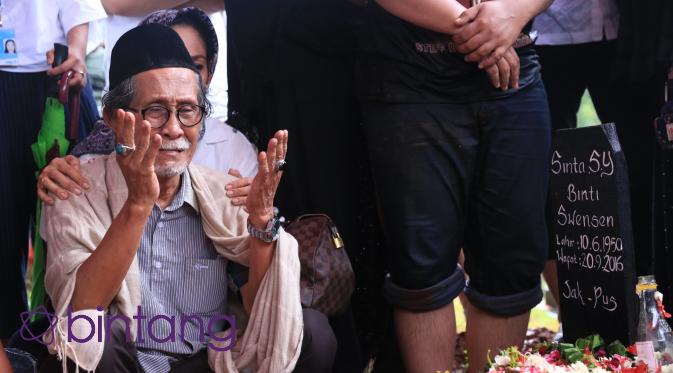 Abdul Muin, suami almarhumah Shinta Muin di pemakaman sang istri. (Adrian Putra/Bintang.com)
