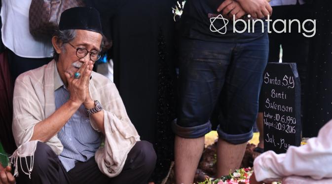 Siang itu, di TPU Karet Bivak, Jakarta Selatan diguyur hujan deras. Meski hujan tak kunjung surut, para pelayat mengantarkan almarhumah Shinta Muin ke peristirahatan terakhirnya. (Adrian Putra/Bintang.com)