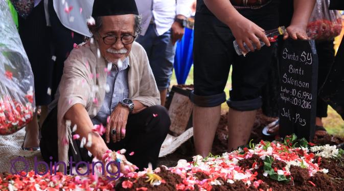 Suasana pemakaman almarhumah, Shinta Muin. (Adrian Putra/Bintang.com)