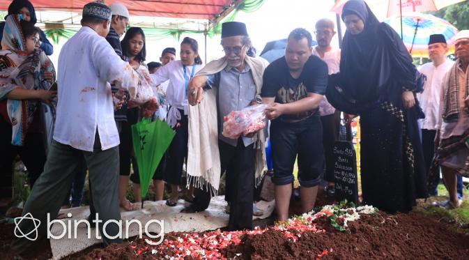 Suasana pemakaman almarhumah Shinta Muin. (Adrian Putra/Bintang.com)