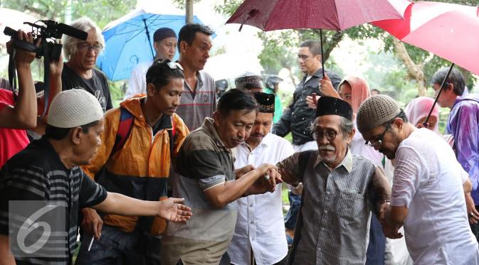 Suami aktris senior Shinta Muin, Abdul Muin Ahmad (kedua kanan) saat tiba di Taman Pemakaman Umum Karet Bivak, Jakarta, Rabu (21/9). Aktris senior Shinta Muin meninggal dunia di usia 68 tahun. (Liputan6.com/Herman Zakharia)