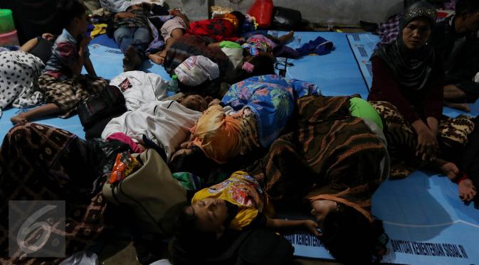 Warga korban banjir bandang di Bojong Sudika, Kec. Tarogong Kidul, Kab. Garut, tidur beralas tikar dan karpet di garasi mobil milik warga setempat, Kamis (22/9). Di kawasan itu, 22 korban meninggal ditemukan dan 8 orang hilang. (Liputan6.com/Johan Tallo)