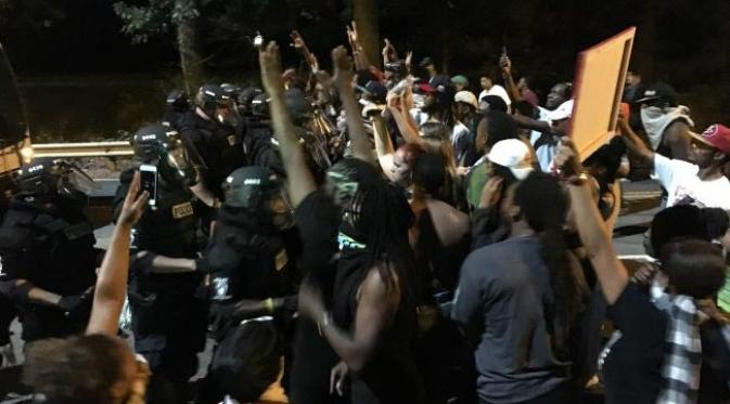 Menurut polisi Charlotte, pria pengunjuk rasa itu tertembak selagi melakukan unjuk rasa, tapi bukan oleh polisi. (Sumber AFP)