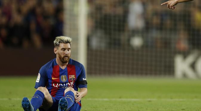 Lionel Messi tak bisa lanjutkan permainan saat Barcelona imbang lawan Atletico Madrid ( (AP Photo/Manu Fernandez).