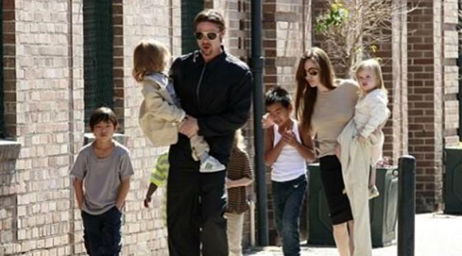Brad Pitt dan Angelina Jolie bersama keenam anaknya. (Instagram/angelinajolieofficial)