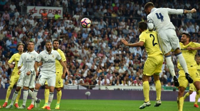 Real Madrid gagal memperpanjang rekor kemenangan beruntun di La Liga setelah ditahan Villarreal 1-1, September 2016. Bek Sergio Ramos mencetak gol penyama kedudukan. (AFP/Gerard Julien)