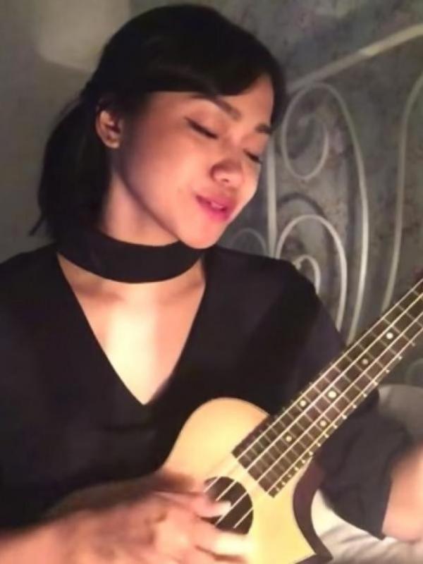 Fathia Izzati awalnya meng-cover lagu-lagu penyanyi terkenal di channel youtube-nya. (Foto: bintang.com)